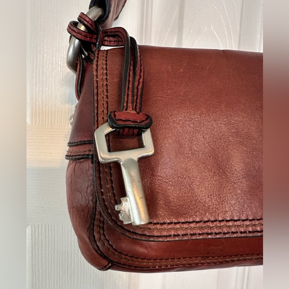 Vintage Fossil Leather Y2K Shoulder Bag Brown Flap Purse Key Charm 75082 - Picture 3 of 14